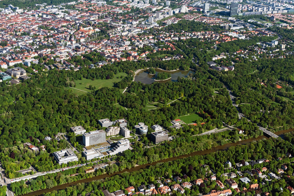 dr__0052424.jpg | MüNCHEN 07.05.2020 Gebäudekomplex der Hotelanlage Hilton Munich Park und Bürogebäude am Tucherpark in München im Bundesland Bayern. Die Gebäude stehen am Ufer der Isar. Der Tucherpark liegt am Eisbach zwischen Englischem garten und Isar. Initiator war die Bayerische Vereinsbank. Weiterführende Informationen bei: HLT International IP LLC. // Complex of the hotel building Hilton Munich Park and office buildings on Tucherpark and the riverbank of the Isar in Munich in the state of Bavaria. The Tucherpark is located at the Eisbach between the English garden and the Isar. Initiator was the Bayerische Vereinsbank. Further information at: HLT International IP LLC. Foto: Daniel Reiter