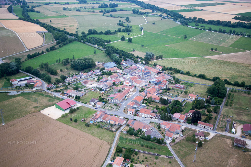 Vue aérienne: Vue de la ville à Woimbey dans le département Meuse, France. Photo: IMG_083353.jpg prise le 12/07/2015 par Werner Riehm/FLY-FOTO.euRésolution de l'original: 5472 x 3648 px