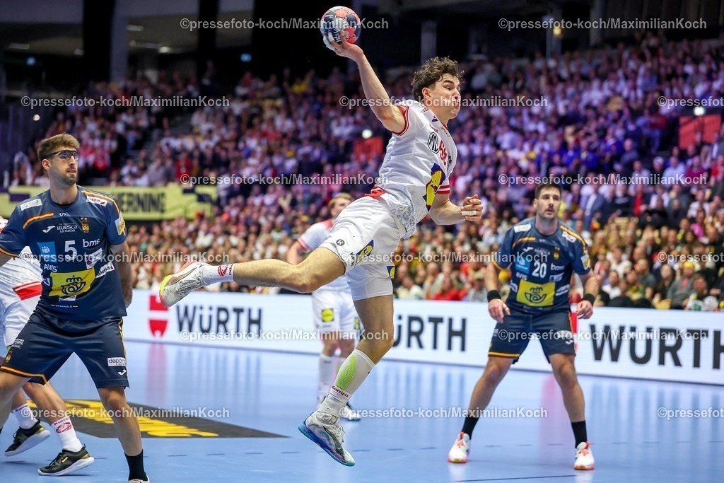 EHF17012601024 | 17.01.2026, Handball, Men's EHF EURO 2026, Österreich - Spanien, Jyske Bank Boxen in Herning, Dänemark, Preliminary Round:  Elias Kofler (Austria #66) im Zweikampf gegen  Antonio Serradilla Cuenca (Espania #05) 