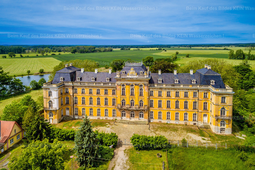 Schloss Dornburg an der Elbe-0023 LU | Schloss Dornburg gehört zu den eindrucksvollsten Schlossanlagen Sachsen-Anhalts und prägt mit seiner barocken Architektur das Ortsbild von Dornburg an der Elbe. Die ehemalige Residenz blickt auf eine jahrhundertealte Geschichte zurück und zählt zu den kulturellen Sehenswürdigkeiten der Region.--- Weitere Fotografien aus dem Jerichower Land finden Sie über den Menüpunkt „Luftbilder von Sachsen-Anhalt“. - Realisiert mit Pictrs.com