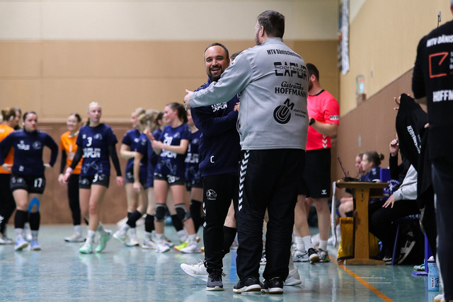 Handball I Damen I Saison 2025-2026 I Verbandsliga Süd I HSG Kalkberg 06 - MTV Dänischenhagen I 14.12.2025.209 | v.l. Benjamin Busch (Trainer, HSG Kalkberg 06), Ole Piening (Trainer, MTV Dänischenhagen) - Realisiert mit Pictrs.com