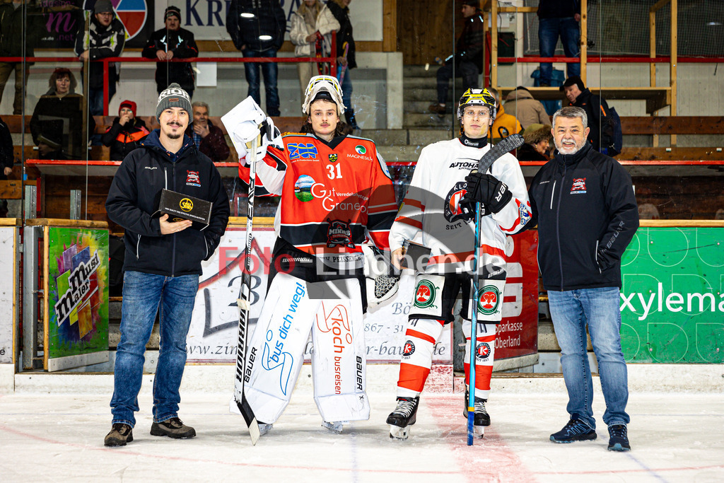 TSV Peißenberg MINERS gegen EHC Klostersee  | Eishockey Bayernliga Herren Vorrunde 2024/25, TSV Peißenberg MINERS gegen EHC Klostersee , 20241208,Spielerehrung, Spieler es Spiels,2024-12-08 in Peißenberg (Eisstadion Peißenberg)Xaver NAGEL (MINERS 31), Josef WIESER (EHC Klostersee 22)Copyright: WolfgangxLindner