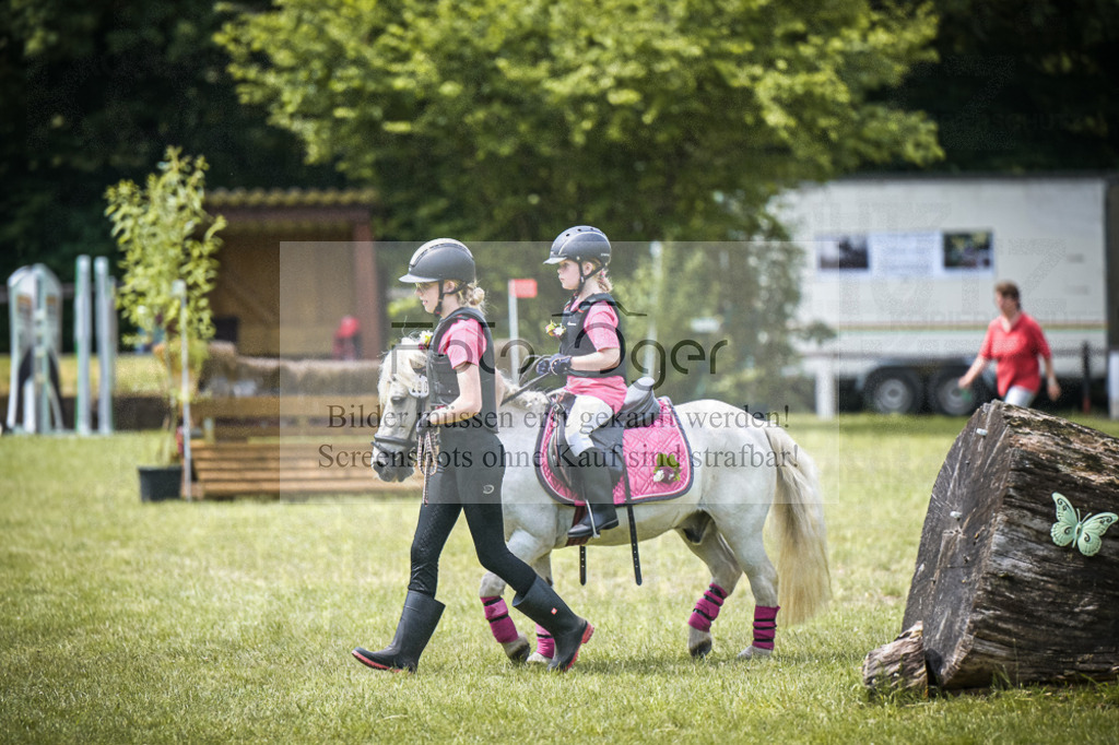 DOS_5298 | Entdecke hochwertige Reitturnierfotos von Foto Oger. Professionell, emotional und authentisch – jetzt Lieblingsmomente im Shop bestellen.Deutschlandweite Turnierfotografie. - Realisiert mit Pictrs.com