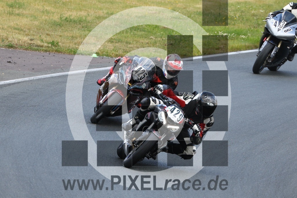 0429-20250616_04115 | Schöne Erinnerungen an spannende Momente - das festzuhalten ist unser Job. PIXELrace.de ist seit 2003 auf den Rennstrecken Europas unterwegs um die Action draußen beim Fahren und die wunderbare Stimmung imm Fahrerlager für euch einzufangen.