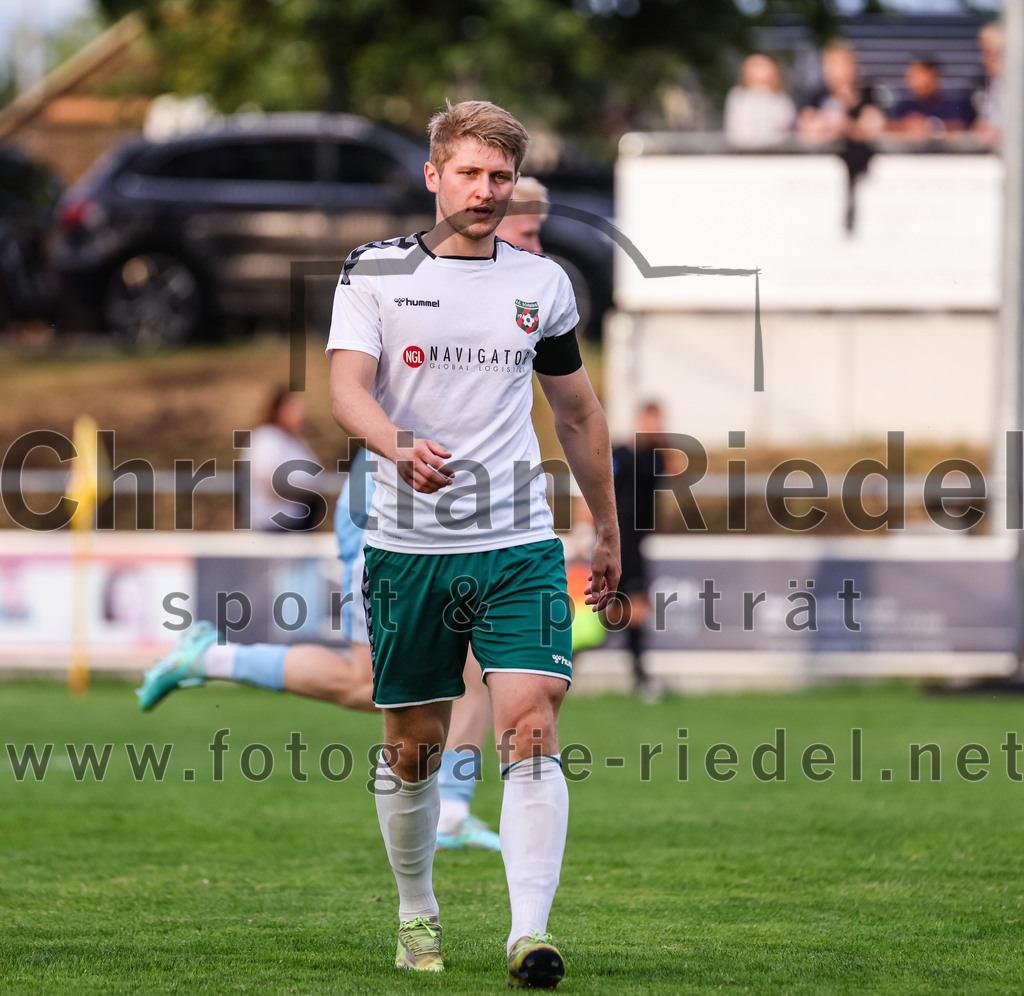 2023-07-28_032_FC_Schwaig_gegen_TSV_1860_Rosenheim | Oberding, Deutschland, 28.07.2023:
Fußball, Landesliga Südost 2023 / 2024, 3. Spieltag, FC Schwaig gegen TSV 1860 Rosenheim, Endergebnis: 1:1

Tobias Jell (FC Schwaig, #2)

Foto: Christian Riedel / fotografie-riedel.net