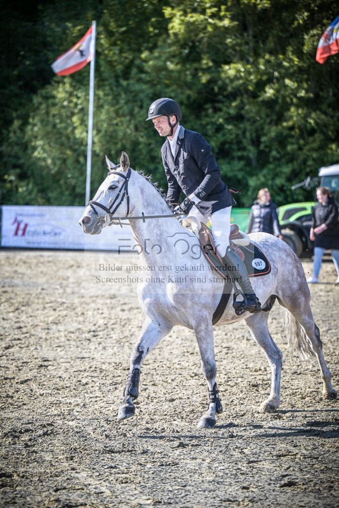 DOS_7373 | Entdecke hochwertige Reitturnierfotos von Foto Oger. Professionell, emotional und authentisch – jetzt Lieblingsmomente im Shop bestellen.Deutschlandweite Turnierfotografie. - Realisiert mit Pictrs.com
