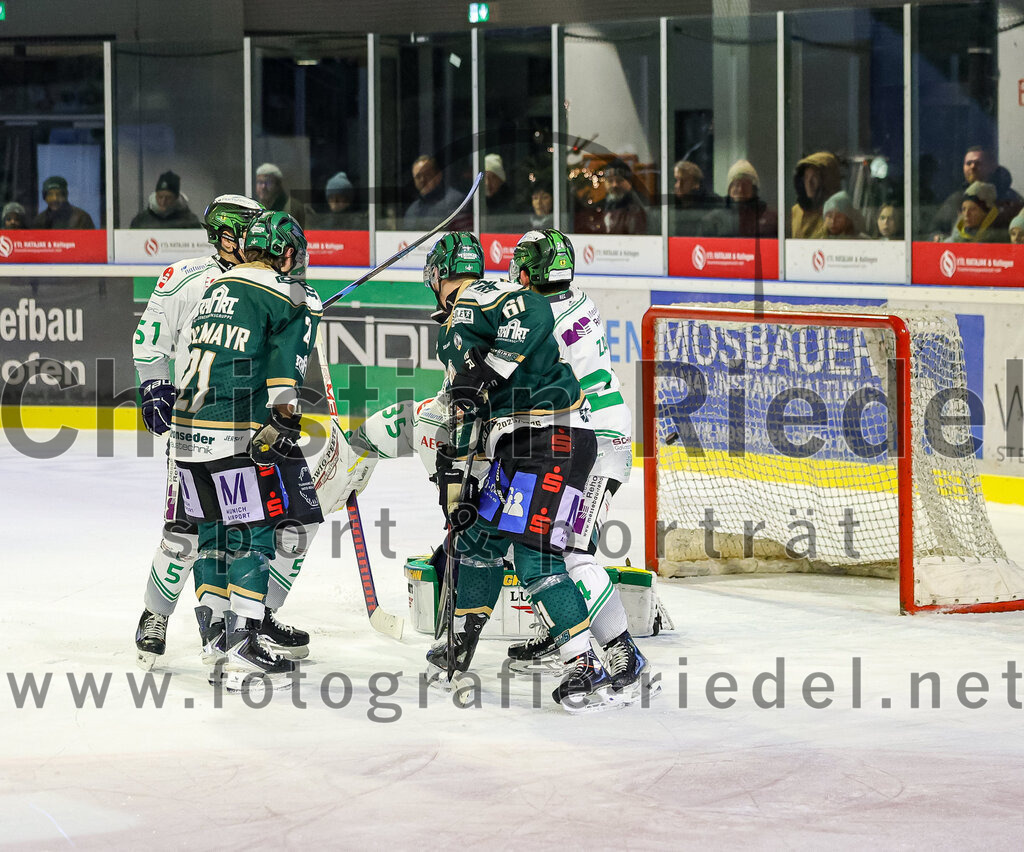 2026-01-02_118_TSV_Erding_gegen_Hoechstadt_Alligators | Erding, Deutschland, 02.01.2026:Eishockey, Oberliga Süd 2025 / 2026, 33. Spieltag, TSV Erding gegen Höchstadt Alligators, Endergebnis: 2:1Erik Modlmayr (Erding Gladiators, #21), Torwart Luca Ganz (Höchstadt Alligators, #35), Dennis Miller (Erding Gladiators, #61)Foto: Christian Riedel / fotografie-riedel.net