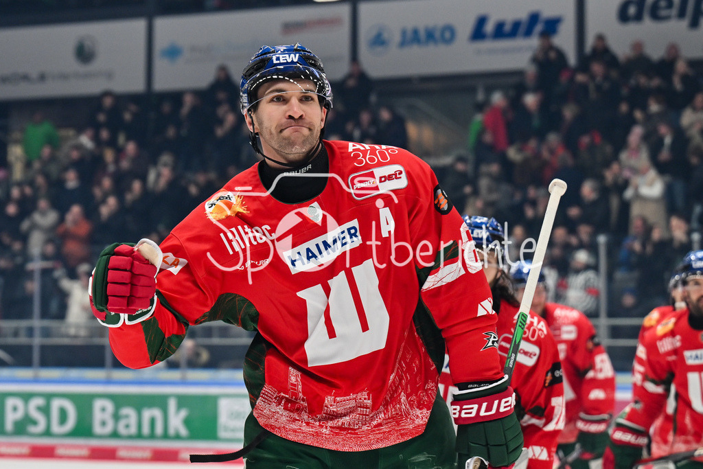 Augsburger Panther - Schwenninger Wild Wings | AUGSBURG, GERMANY - 02. JANUARY: Jubel der Panther nach dem Treffer zum 2-0 durch Alexandre GRENIER (Augsburger Panther 82) / Tor / Torschuetze / Freude / Happy während dem Match zwischen den Augsburger Panthern und den Schwenninger Wild Wings am 35. Spieltag der Penny DEL im Curt Frenzel Stadion