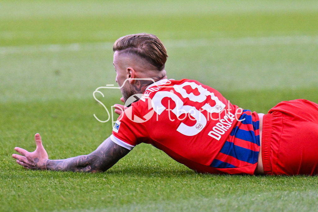 1. FC Heidenheim - SV Elversberg 07 | im Bild  Niklas DORSCH (Heidenheim 39) der mit eine entscheidung nicht einverstanden ist / Relegation Bundesliga: 1. FC Heidenheim - SV Elversberg 07, Voith-Arena am 22.05.2025 / DFL REGULATIONS PROHIBIT ANY USE OF PHOTOGRAPHS AS IMAGE SEQUENCES AND/OR QUASI-VIDEO
