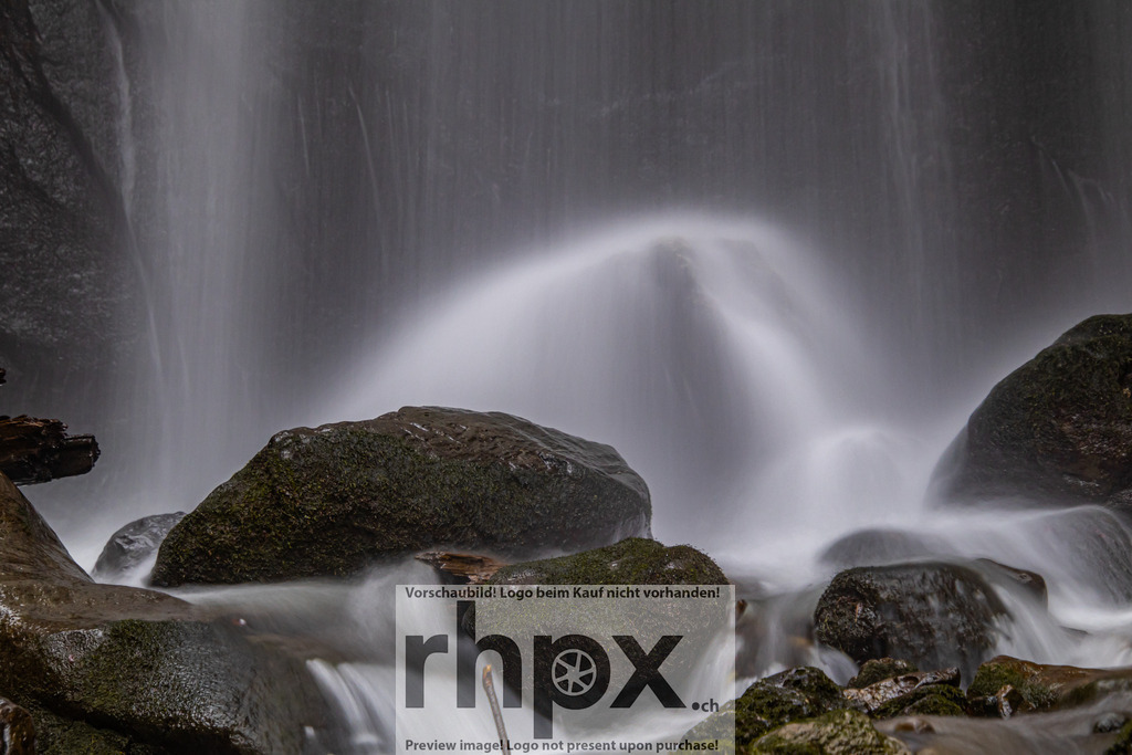 Wasserfall, Detailaufnahme | Stimmungsvolle Fotokunst aus Luzern. Erlebe den Pilatus, den See und die Stadt Luzern in exklusiven Aufnahmen in der Fotogalerie & Shop. - Realisiert mit Pictrs.com