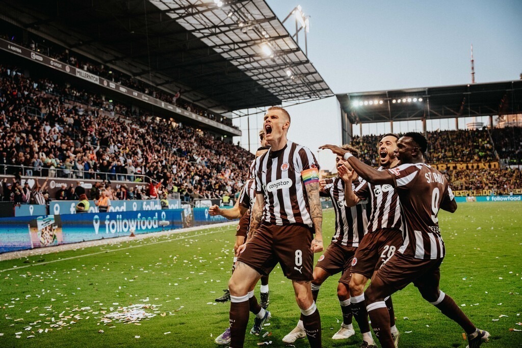 FCP08766 | Der offizielle Shop für FC St. Pauli Fotos. Wähle aus Spielszenen & Fanmomenten dein FCSP Wunschformat. Wir liefern Millerntor-Atmosphäre.