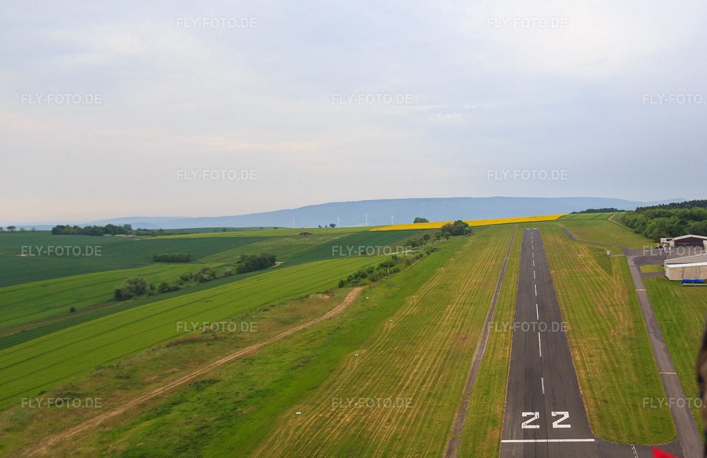 Luftbild: Flugplatz Bad Pyrmont (EDVW) im Ortsteil Kleinenberg in Bad Pyrmont im Bundesland Niedersachsen in Deutschland. – Foto: IMG_079671.jpg vom 25.05.2015 durch Werner Riehm/FLY-FOTO.de – Auflösung des Originals: 4077 x 2641 px – Luftsportgemeinschaft Bad Pyrmont - Lügde