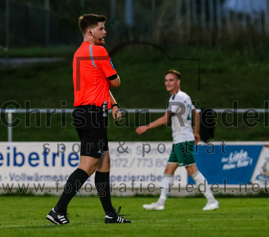 2023-09-01_097_FC_Schwaig_gegen_TSV_Gruenwald | Oberding, Deutschland, 01.09.2023:
Fußball, Landesliga Südost 2023 / 2024, 9. Spieltag, FC Schwaig gegen TSV Grünwald, Endergebnis: 3:1

Schiedsrichter Simon Ettl

Foto: Christian Riedel / fotografie-riedel.net