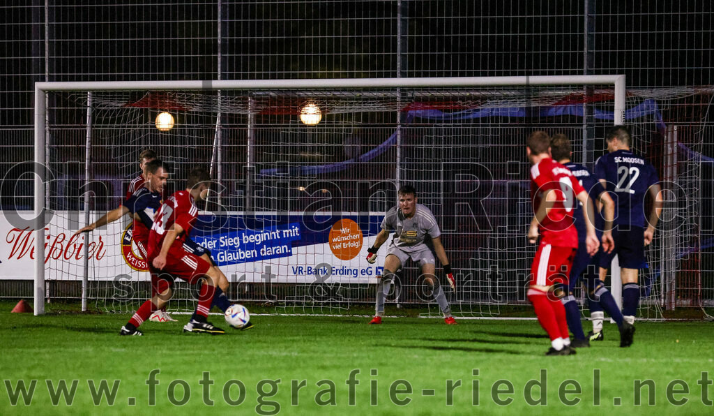 2023-08-22_094_FC_Finsing_gegen_SC_Moosen-Vils | Finsing, Deutschland, 22.08.2023:
Fußball, Kreisliga 2023 / 2024, 5. Spieltag, FC Finsing gegen SC Moosen/Vils, Endergebnis: 5:0

Patrick Forchhammer (FC Finsing, #13), Torwart Julian Walter (SC Moosen/Vils, #1), Andre Huber (FC Finsing, #9), Simon Reger (SC Moosen/Vils, #22)

Foto: Christian Riedel / fotografie-riedel.net