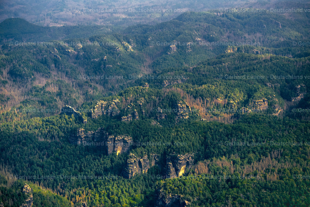4060648 | BAD SCHANDAU 07.09.2021 Felsen- Massiv und Gesteinsformation Carolafelsen in Bad Schandau Elbsandsteingebirge im Bundesland Sachsen, Deutschland. // Rock massif and rock formation Carolafelsen in Bad Schandau Elbe Sandstone Mountains in the state Saxony, Germany. Foto: Gerhard Launer