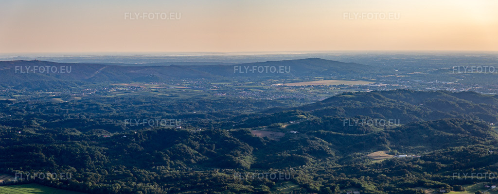 Vue aérienne: Vue de la ville à le quartier Vrtojba in Šempeter-Vrtojba dans le département Slovénie, Slovénie. Photo: IMG_137535-Pano.jpg prise le 14/07/2023 par Werner Riehm/FLY-FOTO.eu – Résolution de l'original: 8674 x 3388 px
