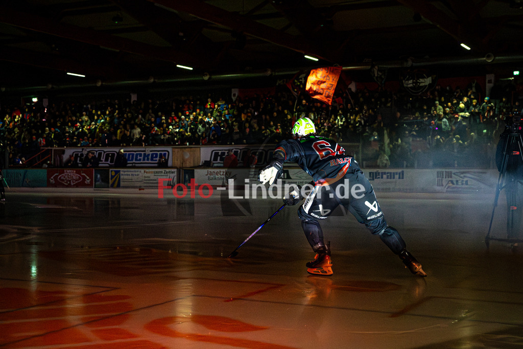 Peißenberg MINERS gegen ESC Kempten SHARKS | Eishockey Bayernliga 2025/26 Vorrunde 12. Spieltag, Peißenberg MINERS gegen ESC Kempten SHARKS, 20251121,Eröffnung, Einlauf, Zuschauer im Hintergrund,2025-11-21 in Peißenberg (flatbuy Arena Peißenberg), Marek HALODA (MINERS 64)Copyright: WolfgangxLindner www.foto-lindner.de