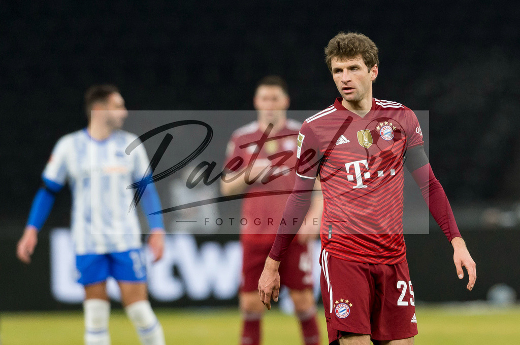 BSCFCB20220123_061 | Fussball, Herren: Thomas Mueller (FC Bayern Muenchen) schaut bei dem Spiel der 1. Bundesliga zwischen Hertha BSC und FC Bayern Muenchen im Olypiastadion am 23.01.2022 in Berlin, Deutschland.DFB / DFL REGULATIONS PROHIBIT ANY USE OF PHOTOGRAPHS AS IMAGE SEQUENCES AND/OR QUASI-VIDEO. - Realisiert mit Pictrs.com