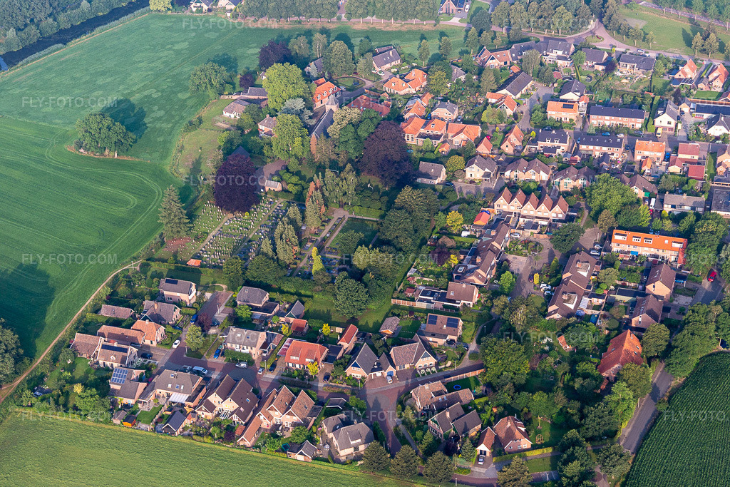 Aerial view: Burial place in Rekken in the state Gelderland, Netherlands. – Photo: IMG_008216.jpg taken on 07/18/2020 by Werner Riehm/FLY-FOTO.com – Resolution of the original: 5472 x 3648 px