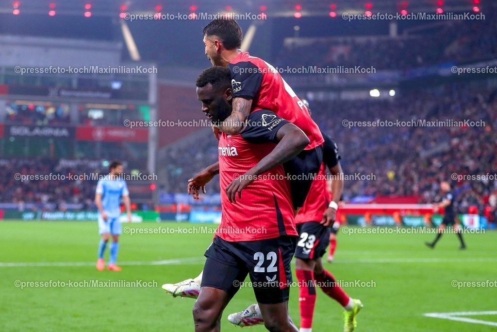 B0428032501056 | 28.03.2025, Fußball, Bayer 04 Leverkusen - VfL Bochum, 1. Fußball Bundesliga, 27. Spieltag, BayArena, Saison 2024 2025: Torjubel nach dem Tor zum 2:1 durch Torschütze Victor Boniface (Bayer04 Leverkusen #22) zusammen mit Exequiel Palacios (Bayer04 Leverkusen #25) DFB regulations prohibit any use of photographs as image sequences and or quasi-video.