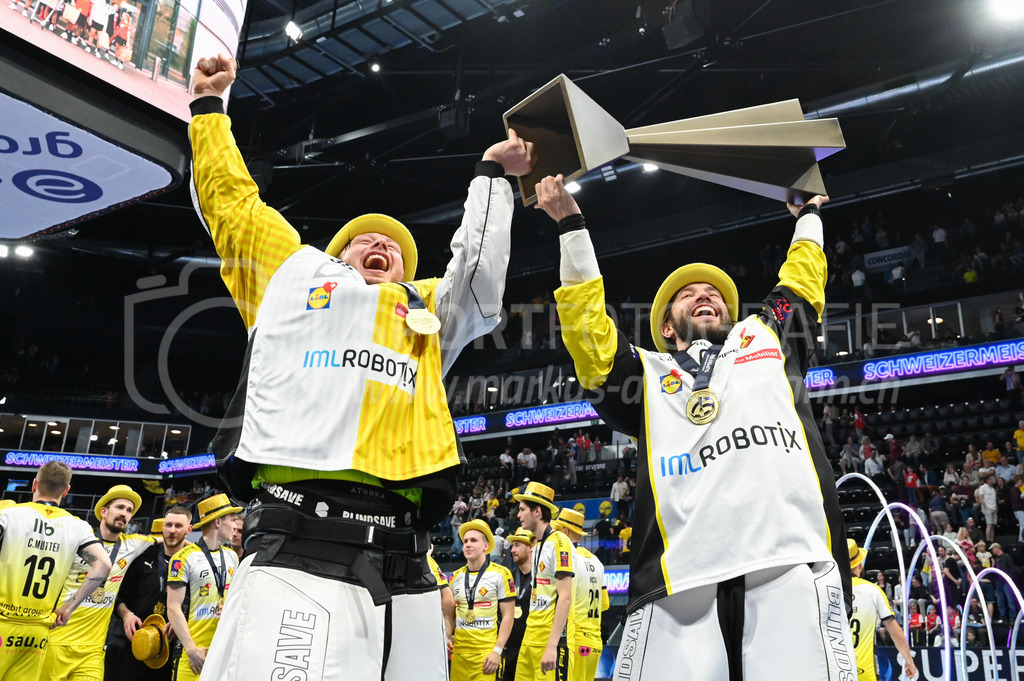 Zug United - HC Rychenberg - 25. April 2026 | Eric Kunz (#35 HC Rychenberg Winterthur) und Maxime Perroulaz (#31 HC Rychenberg Winterthur) mit dem Pokal am L-UPL Superfinal-Spiel zwischen Zug United und HC Rychenberg am 25. April 2026 in der BCF Arena, Fribourg, Schweiz.Bild: Sportfotografie Markus Aeschimann | www.markus-aeschimann.ch - Realisiert mit Pictrs.com