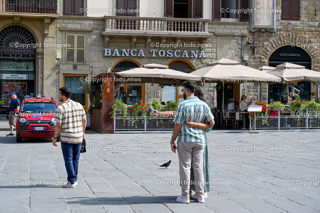 Italien_ Toscana_ Florenz_ 30.05.2024-279 | 30.05.2024, Italien, ITA, Toskana, Florenz im Bild Stadtansichten, Gebäude, Architektur, Touristen, Historisch, Souvenir, Altstadt, Museum, Statuen, Skulpturen, Piazza della Signoria, Statue David, Palazzo Vecchio, Neptunbrunnen, Piazza della Repubblica, Ponte Vecchio, Brücke, Uffizien, Kathedrale Santa Maria del Fiore, Arno, Fluß


Florenz, Firenze, ist eine italienische Großstadt. Nach Einwohnern ist sie die achtgrößte Stadt Italiens. Florenz ist die Hauptstadt sowie größte Stadt der Region Toskana und der Metropolitanstadt Florenz, in der etwa eine Million Menschen leben. Florenz ist für seine Geschichte berühmt. Leonardo da Vinci verbrachte große Teile seiner Jugend in Florenz, Michelangelo fand Unterschlupf in der Kirche der Medici, Galileo Galilei wohnte als Hofmathematiker in den Palästen der Medici. Von 1865 bis 1871 war die Stadt die Hauptstadt des neu gegründeten Königreichs Italien. Das historische Zentrum von Florenz zieht Jahr für Jahr Millionen von Touristen an. Die historische Innenstadt wurde von der UNESCO im Jahre 1982 zum Weltkulturerbe erklärt. 
Quelle: Wikipedia
