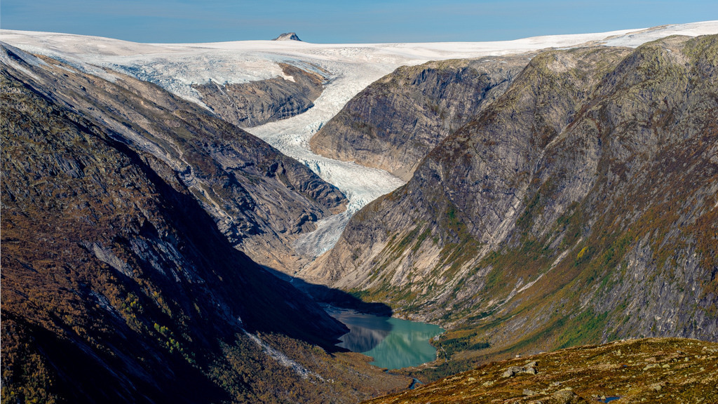 Blick auf Nigardsbreen und Mjølverdalen | Den besonderen Blick auf die Gletscherzunge Nigardsbreen und wie man dorthin kommt, ist fast nur den Einheimischen bekannt. Sie sind es auch, die mir darüber berichten, dass die Gletscher Norwegens in den letzten Jahrzenten drastisch zurückgegangen sind. - Realisiert mit Pictrs.com