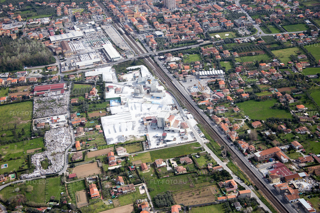 Vue aérienne: Strettoia à Pietrasanta dans le département Lucca, Italie – .Photo: IMG_086927.jpg prise le 03/04/2016 par Werner Riehm/FLY-FOTO.eu – Résolution de l'original: 5472 x 3648 px