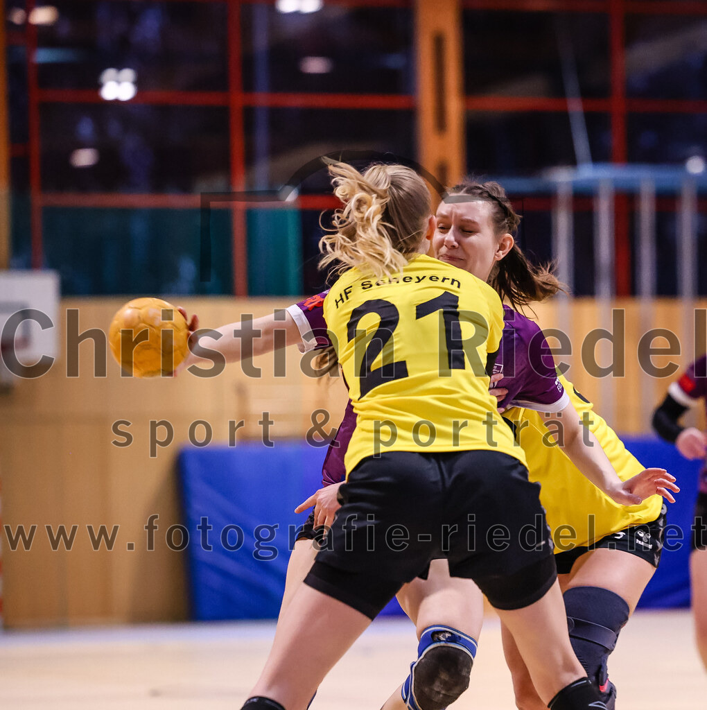 2025-01-11_034_SpVgg_Altenerding_gegen_HF_Scheyern | Erding, Deutschland, 11.01.2025:Handball, Bezirksoberliga Frauen Altbayern 2024 / 2024, 10. Spieltag, SpVgg Altenerding gegen HF Scheyern, Endergebnis: 20:23Carina Heimbach (HF Scheyern, #21), Julia Kranich (SpVgg Altenerding, #9)Foto: Christian Riedel / fotografie-riedel.net