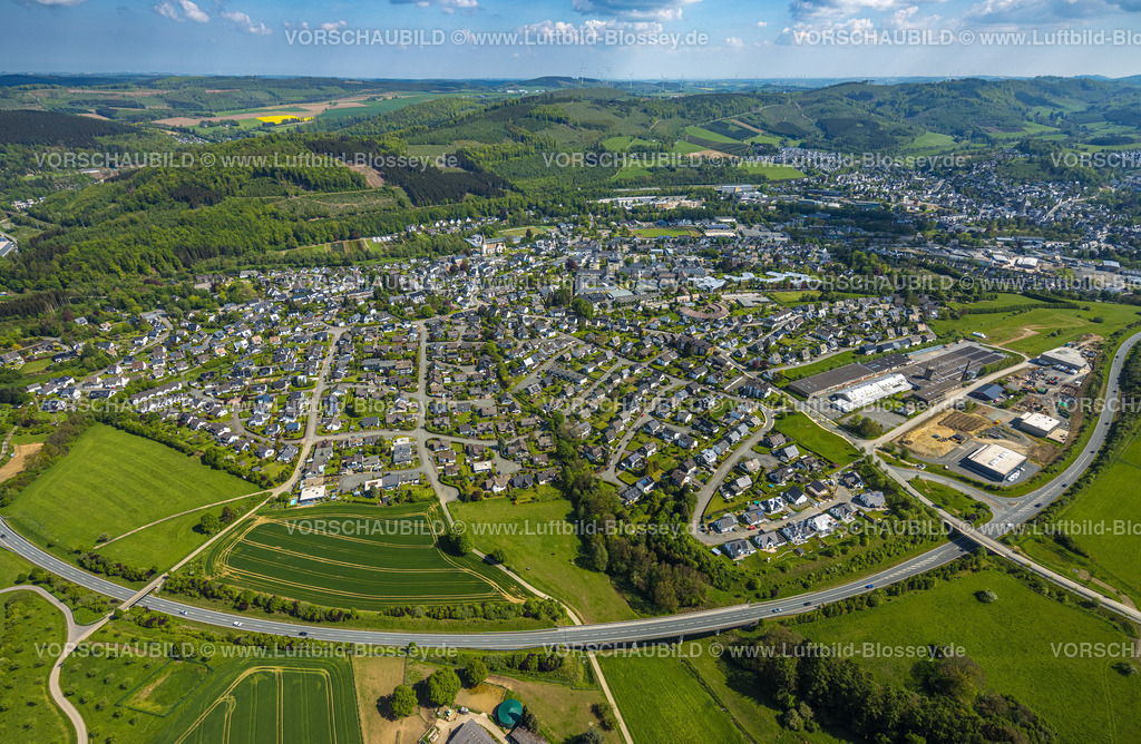 Olsberg240503124 | Luftbild, Wohngebiet Ortsansicht Bigge, mit waldiger Hügellandschaft, Bundesstraße B480, rechts Körling Interiors GmbH Ladenbauer und Baustelle an der Hans-Körling-Straße, Bigge, Olsberg, Sauerland, Nordrhein-Westfalen, Deutschland
