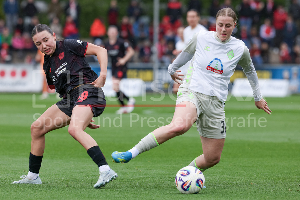 Fussball, Google Pixel Frauen-Bundesliga, Bayer 04 Leverkusen - SV Werder Bremen | v.li.: Loreen Bender (Bayer 04 Leverkusen, 19) und Sarah Gutmann (SV Werder Bremen, 32) im Zweikampf, Duell, Dynamik, Aktion, Action, Spielszene, DIE DFB-RICHTLINIEN UNTERSAGEN JEGLICHE NUTZUNG VON FOTOS ALS SEQUENZBILDER UND/ODER VIDEOÄHNLICHE FOTOSTRECKEN. DFB REGULATIONS PROHIBIT ANY USE OF PHOTOGRAPHS AS IMAGE SEQUENCES AND/OR QUASI-VIDEO.