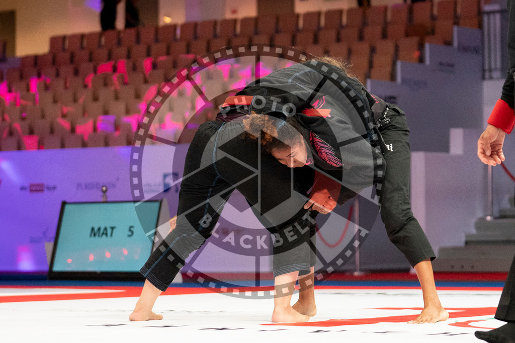 20231109PBB6877 | Fighters compete during the AJP World Professional Championship in the Mubadala Arena in Abu Dhabi, Arab United Emirates, on November 9, 2023.
