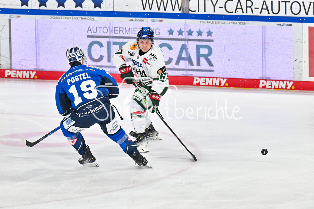 Dresdener Eislöwen - Augsburger Panther | im Duell Niklas POSTEL (Eislöwen Dresden 19) und Florian ELIAS (Augsburger Panther 67) / Zweikampf / DEL: Dresdener Eislöwen - Augsburger Panther; Joynext-Arena am 05.10.2025