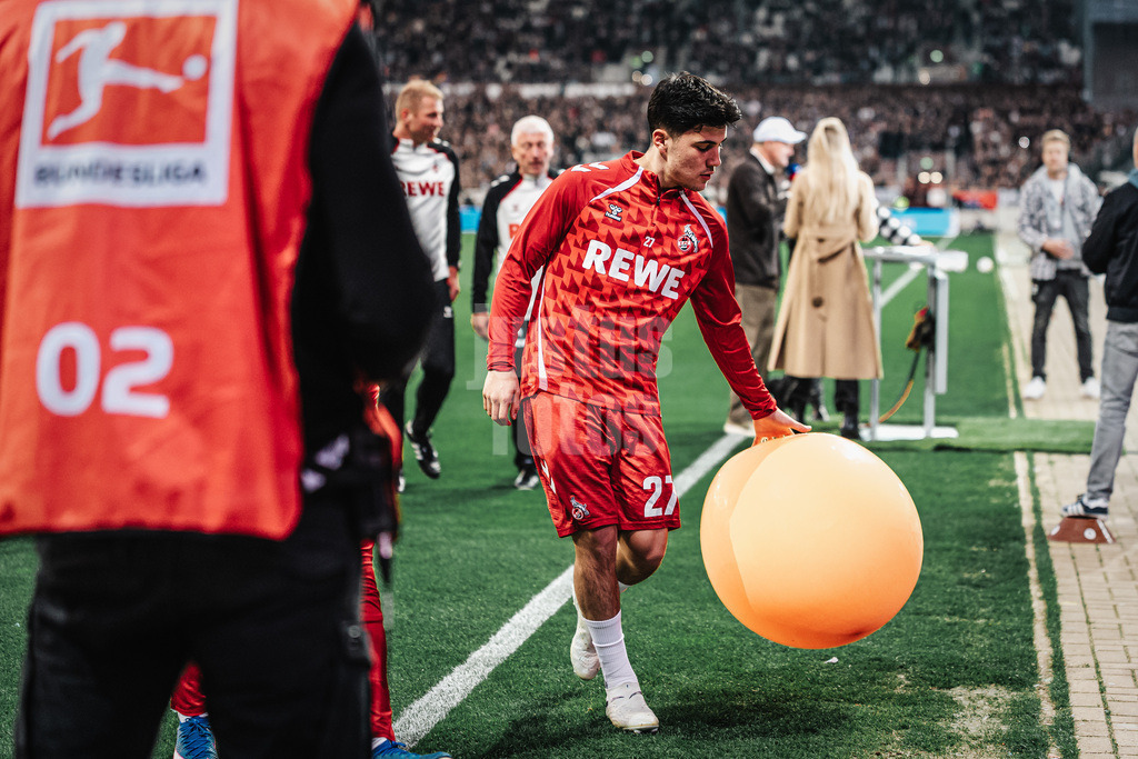 Fußball | Männer | Saison 2025/2026  | Fußball-Bundesliga | 30. Spieltag | FC St. Pauli vs. 1. FC Köln | 17.04.2026 | Felipe Chavez (#27, 1. FC Köln) mit einem Luftballon
