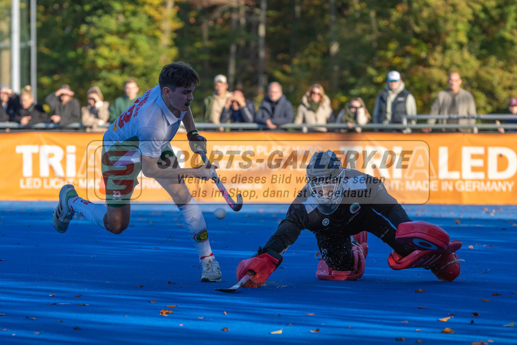 HK_20241103_108575 | 1. Bundesliga Herren Crefelder HTC - Hamburger Polo Club am 3.11.2024 CHTC Krefeld, Krefeld , Simón Quinders López ( Hamburger Polo Club #23 ) , Joshua Onyekwue Nnaji Torwart ( Crefelder HTC #29 )