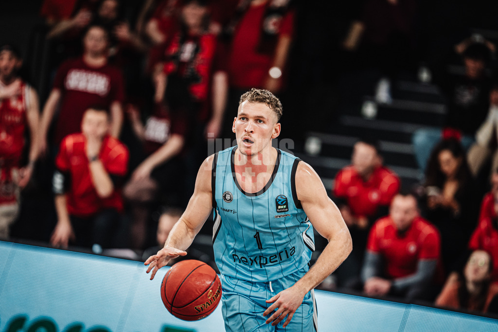 Basketball | Männer | Saison 2024/2025 | BKT EuroCup | Veolia Towers Hamburg vs. Hapoel Bank Yahav Jerusalem | 17.12.2024 | Brae Ivey (#1, Veolia Towers Hamburg) am Ball