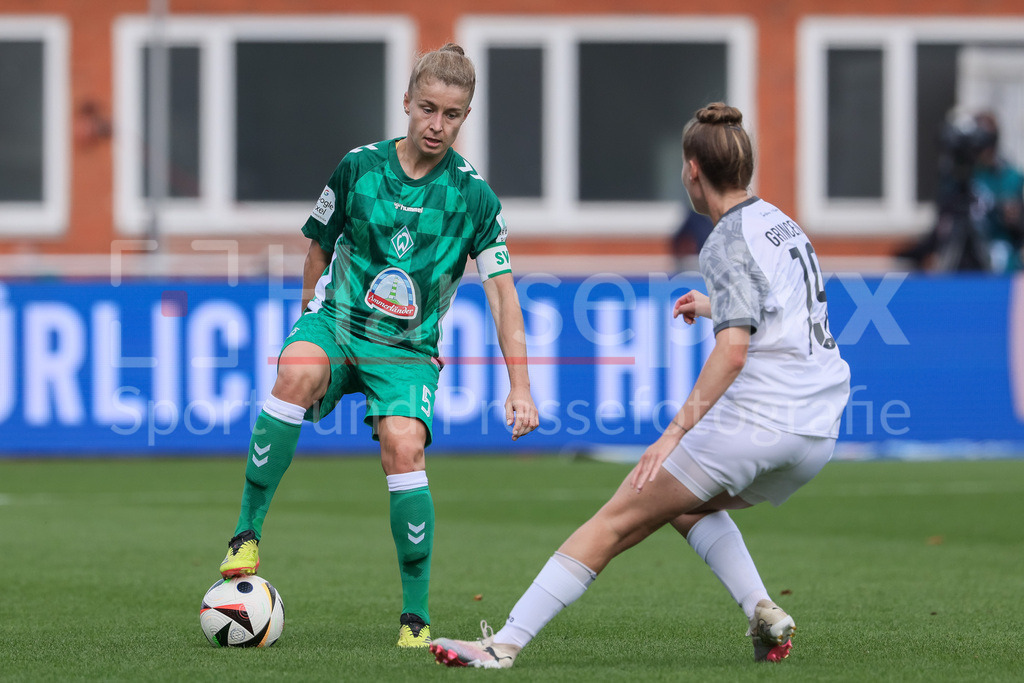 Fussball, Google Pixel Frauen-Bundesliga, SV Werder Bremen - 1. FFC Turbine Potsdam | v.li.: Michelle Ulbrich (SV Werder Bremen, 5) und Alisa Grincenco (1. FFC Turbine Potsdam, 19) im Zweikampf, Duell, Dynamik, Aktion, Action, Spielszene, DIE DFB-RICHTLINIEN UNTERSAGEN JEGLICHE NUTZUNG VON FOTOS ALS SEQUENZBILDER UND/ODER VIDEOÄHNLICHE FOTOSTRECKEN. DFB REGULATIONS PROHIBIT ANY USE OF PHOTOGRAPHS AS IMAGE SEQUENCES AND/OR QUASI-VIDEO.