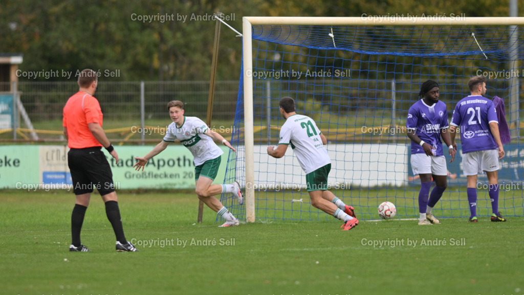 VfR Neumünster vs PSV Neumünster | Lucas Schulze (PSV #27) bejubelt seinen Treffer zum 0-1 in der 3. Minute - Fußball-Oberliga Männer 2024/2025 / VfR Neumünster vs PSV Neumünster / VfR-Stadion / Neumünster / 20.10.24 - Realisiert mit Pictrs.com