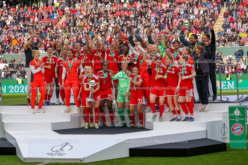 xKWIx14052601103 | 2026.05.14, xkwix, Fußball, Finale DFB-Pokal Frauen, VfL Wolfsburg -  FC Bayern München, Saison 2025 2026, Rhein-Energie-Stadion in Köln: Die Pokalsiegerinnen jubeln mit dem Pokal in der Hand DFB regulations prohibit any use of photographs as image sequences and or quasi-video. Photo: xKamilxWilkowskixPressefotoKochx