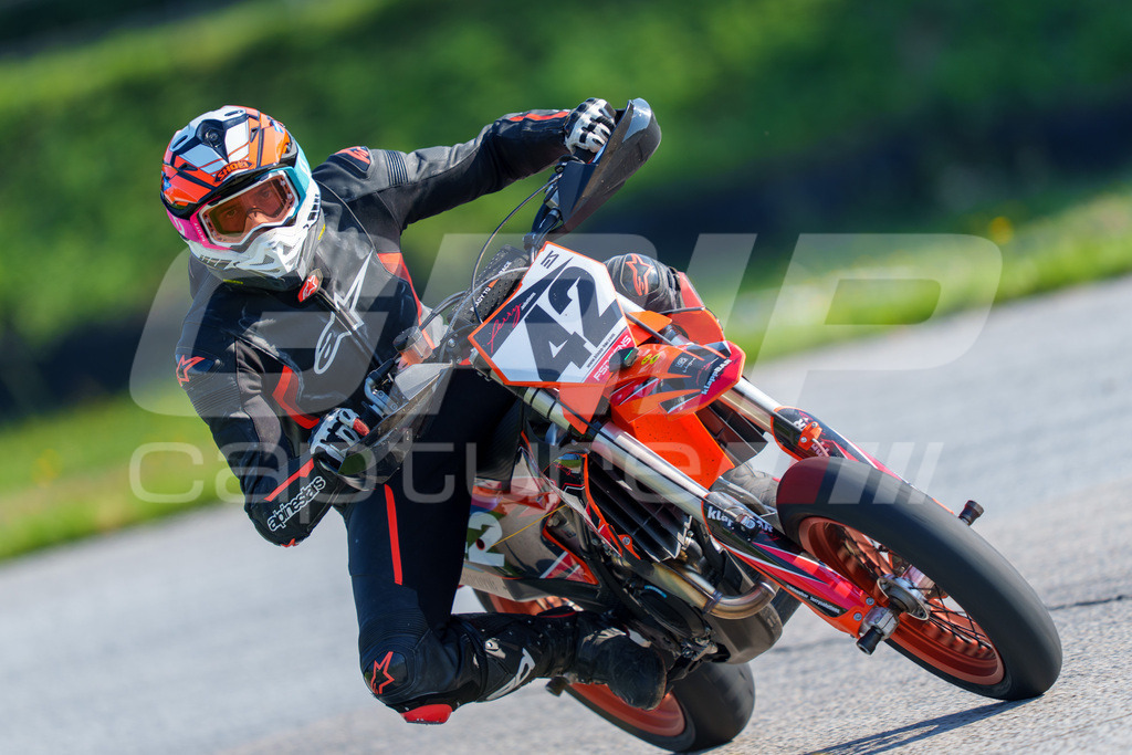 SuperMoto_Staatsmeisterschaft_Greinbach_064 | GRIPcapture steht für authentische Sportfotografie in Österreich – für Momente, die mehr sind als Geschwindigkeit oder Ergebnis. Es geht um Emotion, Spannung, Fokus und den Augenblick, der oft nur einen Wimpernschlag dauert.Ob Motorsport, Teamsport oder 