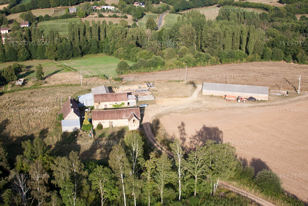 Aerial view: View of the town in Semur-en-Vallon in the state Sarthe, France. – Photo: IMG_19909.jpg taken on 07/28/2009 by Werner Riehm/FLY-FOTO.com – Resolution of the original: 4752 x 3168 px