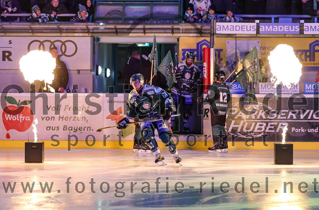 2025-12-23_024_TSV_Erding_gegen_Heilbronner_Falken | Erding, Deutschland, 23.12.2025:Eishockey, Oberliga Süd 2025 / 2026, 29. Spieltag, TSV Erding gegen Heilbronner Falken, Endergebnis: 5:4Dennis Miller (Erding Gladiators, #61)Foto: Christian Riedel / fotografie-riedel.net