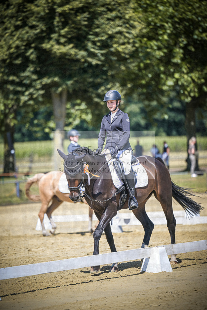 DOS_6221 | Entdecke hochwertige Reitturnierfotos von Foto Oger. Professionell, emotional und authentisch – jetzt Lieblingsmomente im Shop bestellen.Deutschlandweite Turnierfotografie. - Realisiert mit Pictrs.com