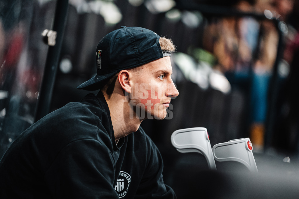 Basketball | Männer | Saison 2024/2025 | easyCredit Basketball Bundesliga | 18. Spieltag | Veolia Towers Hamburg vs. FIT/One Würzburg Baskets | 26.01.2025 | Zsombor Maronka (#5, Veolia Towers Hamburg) verletzt mit Krücken auf der Bank