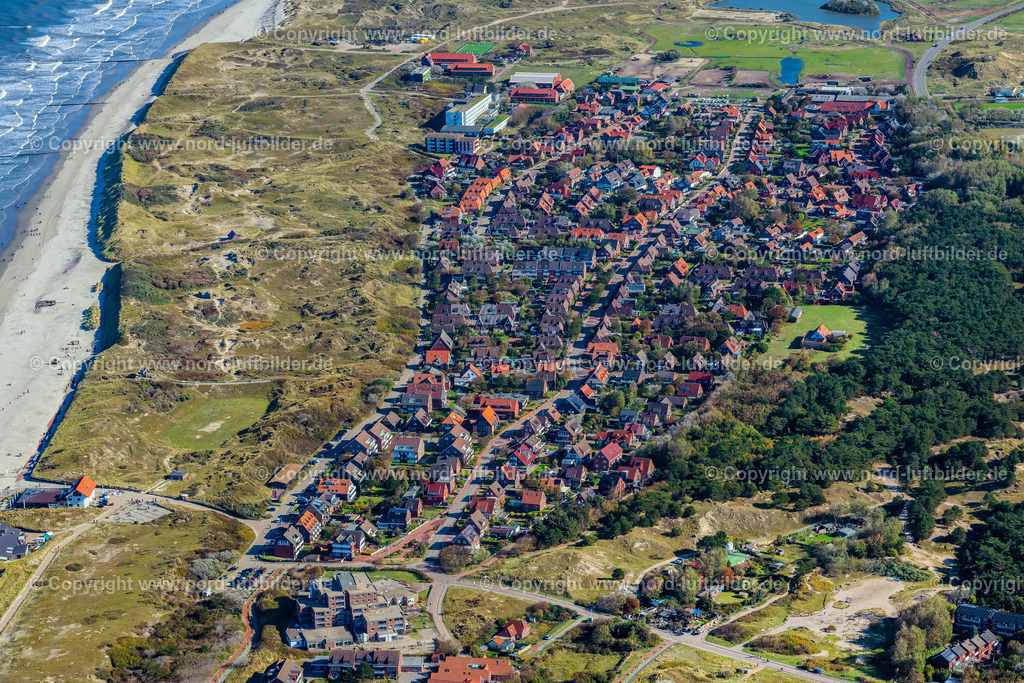 Norderney_Ortsansicht_ELS_5661091022 | NORDERNEY 09.10.2022 Inselbereich Norderney mit dem Ortskern und Uferbereich, Strand  in Norderney im Bundesland Niedersachsen, Deutschland. // Island area Norderney with the village center in Norderney in the state Lower Saxony, Germany. Foto: Martin Elsen