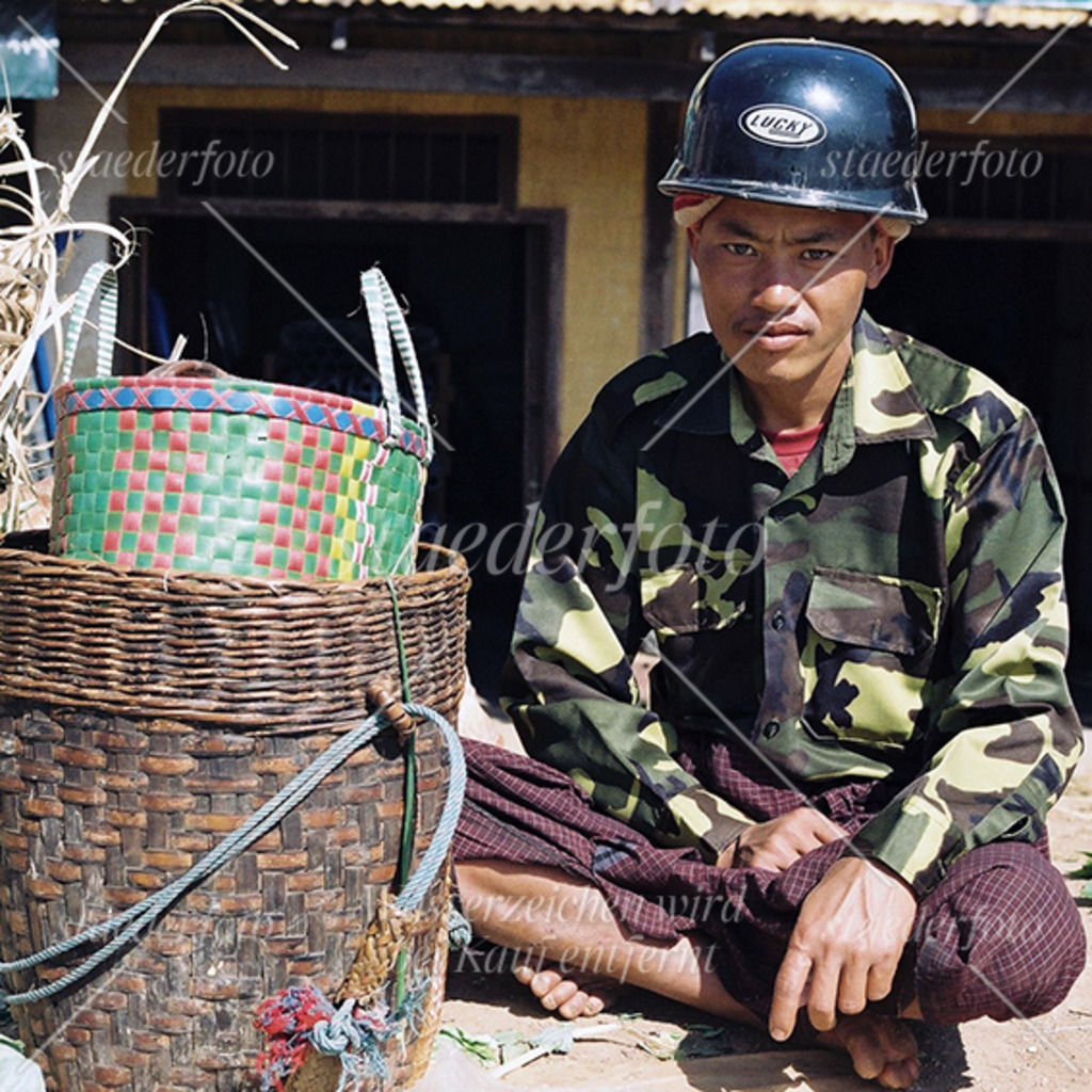 Korbverkaeufer | Der Fotograf für Portraitfotografie aus Berlin | staederfoto.de - Realisiert mit Pictrs.com