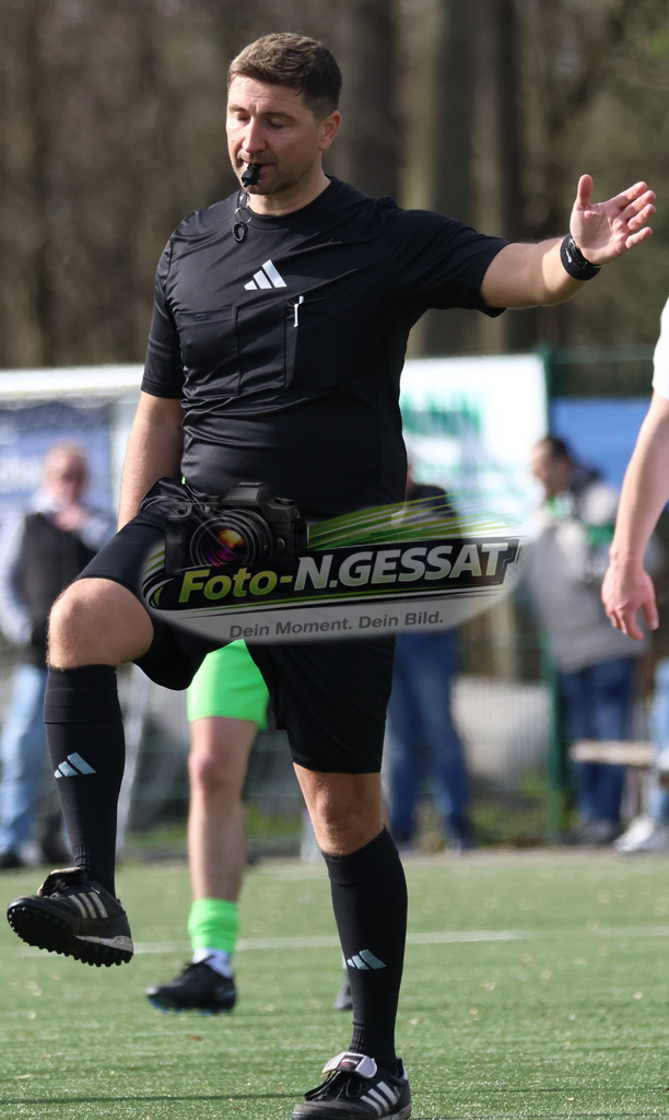 SC Bünde - TuS Ahmsen | Auf dem Bild zu sehen: Schiedsrichter: Eugen FritzSC Bünde, TuS Ahmsen, Saison 25/26, Bezirksliga, Deutschland - Realisiert mit Pictrs.com