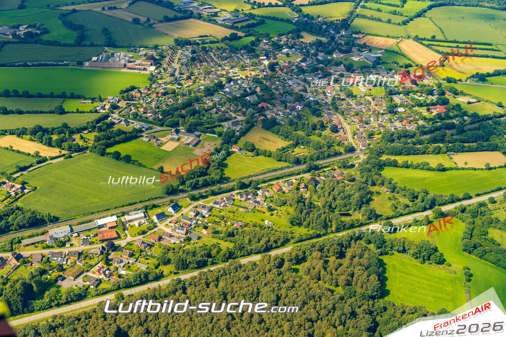 Neue Luftbildaufnahme der Stadt Timmaspe - Das Luftbild wurde 2025 vom UL-Flugzeug heraus erstellt ( keine Drohnenaufnahme ) - Hochauflösende Luftaufnahme - für Wandbilder und großformatige Ausdrucke geeignet. Das besondere Geschenk!Hier alle&nbsp;Infos zur Lizenzierung der LuftaufnahmeWir fliegen auch dieses Jahr wieder in Ihre Region um Luftbilder zu erstellen.- Luftbild anfragen