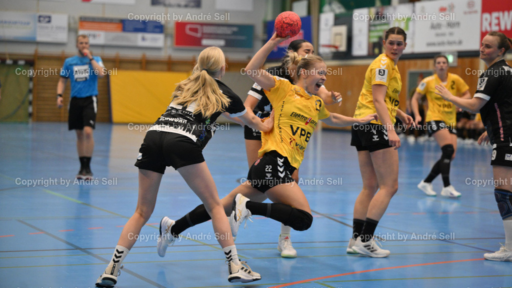 TSV Altenholz vs Berliner TSC | Thabea Kautz (TSVA #22 trifft hier zum 24-22) / Sara Chouchi (BTSC #20) &amp; Lilli Verworn (BTSC #21) - Handball 3. Liga Nord Frauen 2024/2025 / TSV Altenholz vs Berliner TSC / Edgar-Meschkat-Halle / Altenholz / 02.11.24 - Realisiert mit Pictrs.com