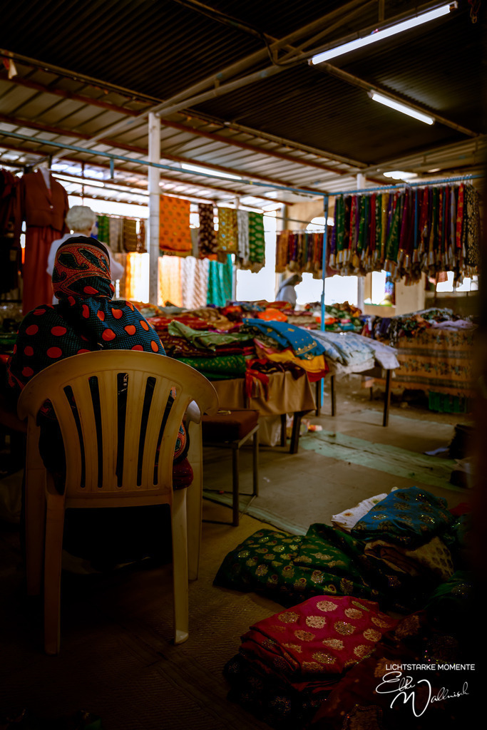 Frauenmarkt in Ibra, Oman | Herzlich willkommen auf meiner Seite! Ich bin Elke Wallnisch, Deine Fotografin für lichtstarke Momente. Der Name steht für alles, was mich mit der Fotografie verbindet: Das Licht und seine machtvolle Wirkung auf eine Situation oder unsere Stimmung - Realisiert mit Pictrs.com